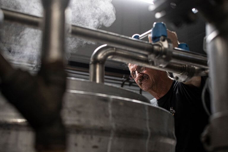 Peter van den Eijnden tijdens het brouwerproces