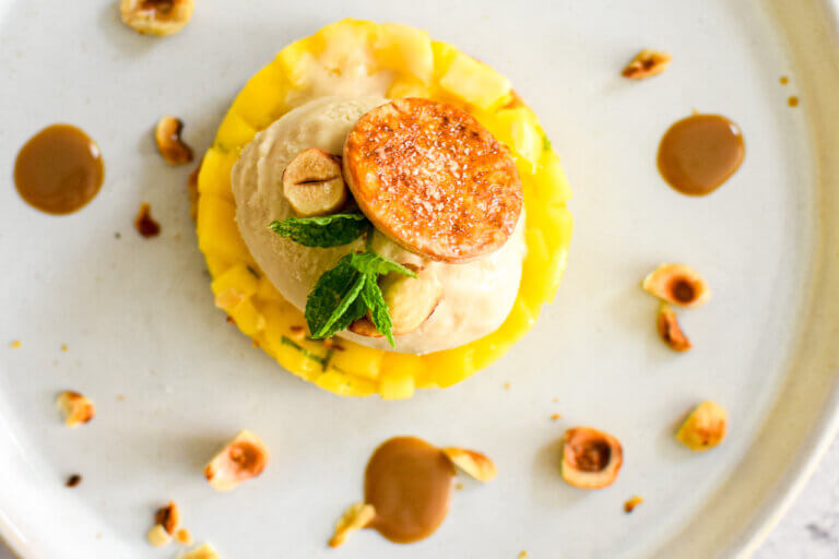 mango taartje met oesterstoot ijs