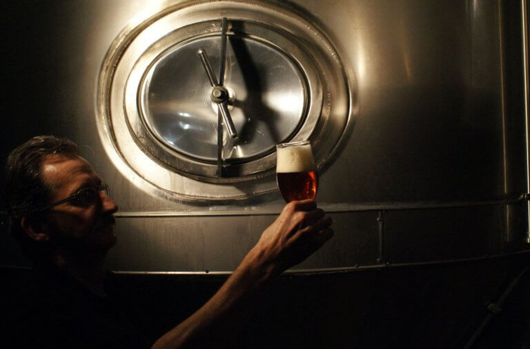 Peter van den Eijnden bekijkt een Lamme Goedzak voor een brouwtank.