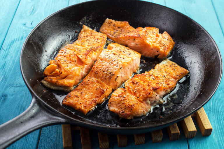 Gebakken zalm met paprika en dragonmayonaise