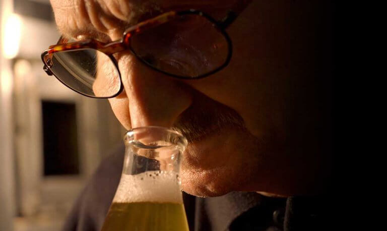 Brouwmeester Peter van den Eijnden ruikt het bier